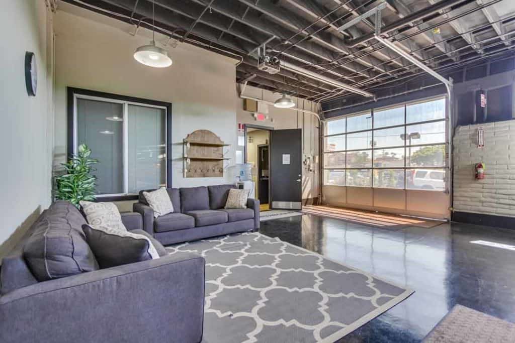 Living room view of Newport rehab facility in Orange County.